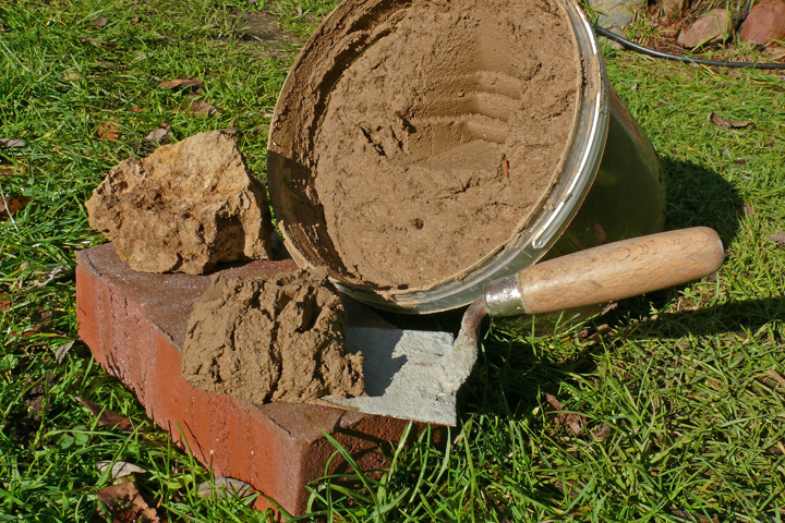 Lehmklumpen und fertige Mischung