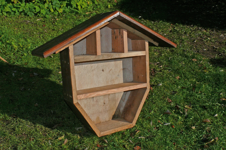 Der fertige Rahmen mit Rückwand, Dach und Einteilung