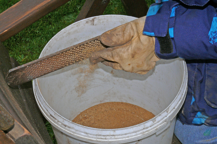 Lehmklumpen kleinraspeln und mit Wasser gebrauchsfähig kneten