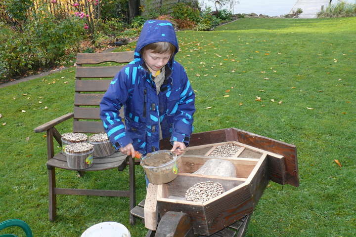 Den gebrauchsfertigen Lehm in die Fächer füllen