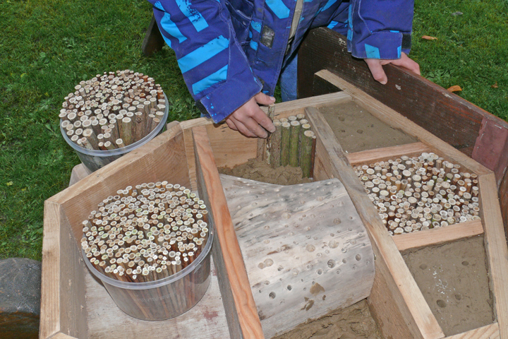 Die Röhrchen in ein Lehmfundament drücken