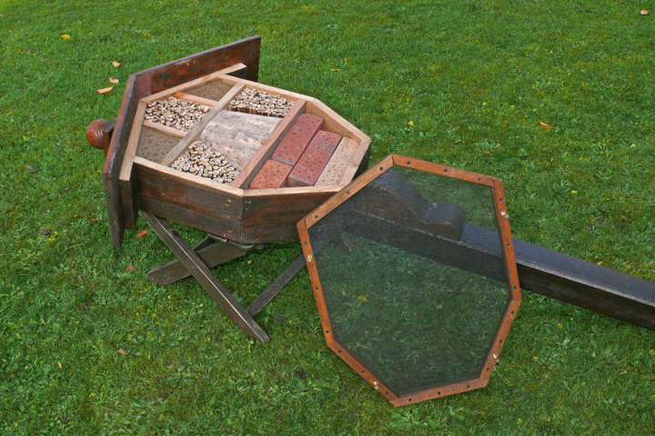 Das fast fertige Bienenhotel muß nun liegend ruhen