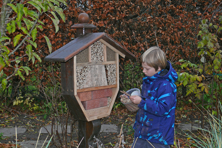 Nach dem Aufstellen werden die Lücken verfüllt