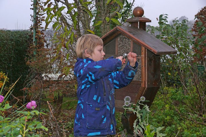 Jetzt noch den Schutzrahmen vorschrauben
