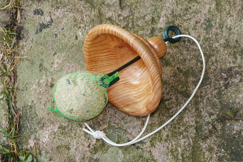 Meisenknödel-Bedachung aus Lärche gedrechselt Meisenknödel-Bedachung aus Lärche gedrechselt