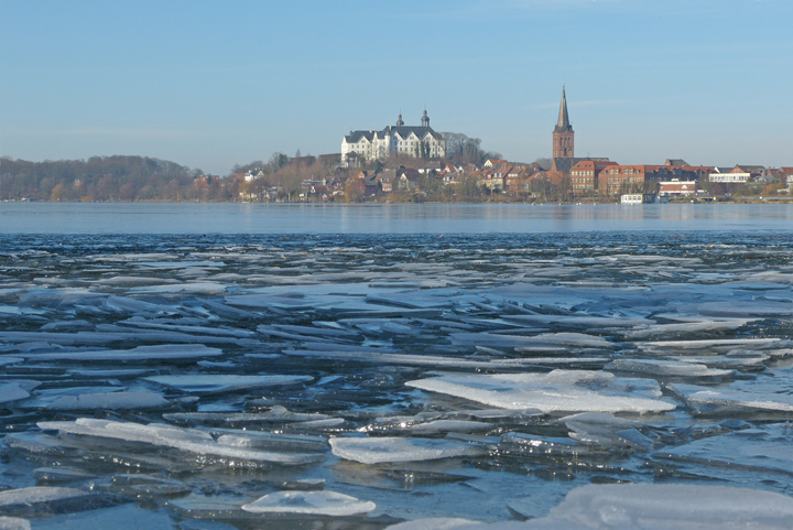 Plöner Ansicht mit Eisschollen