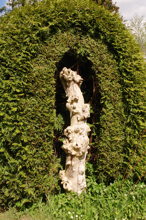 Totholzstamm als Skulptur